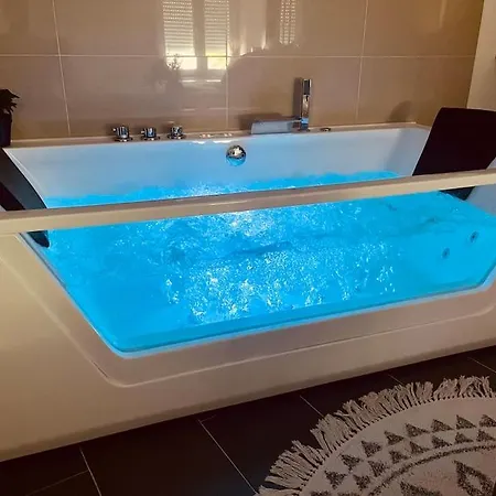 Appartement Glamour Equipe Avec Balneo Et Sauna